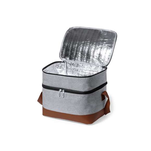 Nevera fabricada en resistente 600D RPET. Acabado en color gris, con base y cinta bandolera de transporte en polipiel marrón. Incluye 2 compartimentos independientes, con cierre de cremallera y tiradores metálicos. Interior isotermo en aluminio y etiqueta exterior con distintivo RPET.El material RPET se elabora a partir de plástico reciclado, para así fomentar la reutilización de residuos plásticos y ayudar a la sostenibilidad del planeta.