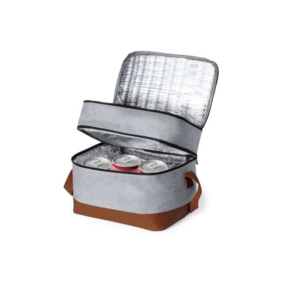 Nevera fabricada en resistente 600D RPET. Acabado en color gris, con base y cinta bandolera de transporte en polipiel marrón. Incluye 2 compartimentos independientes, con cierre de cremallera y tiradores metálicos. Interior isotermo en aluminio y etiqueta exterior con distintivo RPET.El material RPET se elabora a partir de plástico reciclado, para así fomentar la reutilización de residuos plásticos y ayudar a la sostenibilidad del planeta.