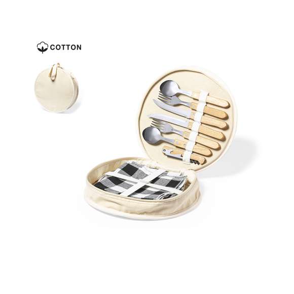  	Original set de picnic de 2 servicios. Presentado en resistente funda 100% algodón de acabado natural, con cierre de cremallera y asa de transporte. Interior reforzado, con compartimentos para los diferentes accesorios. Contenido: 	 	2 cucharas, 2 cuchillos y 2 tenedores en acero inox con mango de madera natural 	2 platos en acero inox de 19,5 cm de diámetro. 	2 servilletas en tela de 30 x 30 cm. Con diseño retro en patrón a cuadros y en combinación tonos negros, grises y blancos. 	Sacacorchos en acero inox, con navaja integrada y mango de madera natural 	Tabla de corte y presentación de 15 x 15 cm, en madera natural y con asa troquelada.