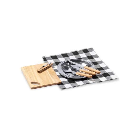  	Original set de picnic de 2 servicios. Presentado en resistente funda 100% algodón de acabado natural, con cierre de cremallera y asa de transporte. Interior reforzado, con compartimentos para los diferentes accesorios. Contenido: 	 	2 cucharas, 2 cuchillos y 2 tenedores en acero inox con mango de madera natural 	2 platos en acero inox de 19,5 cm de diámetro. 	2 servilletas en tela de 30 x 30 cm. Con diseño retro en patrón a cuadros y en combinación tonos negros, grises y blancos. 	Sacacorchos en acero inox, con navaja integrada y mango de madera natural 	Tabla de corte y presentación de 15 x 15 cm, en madera natural y con asa troquelada.
