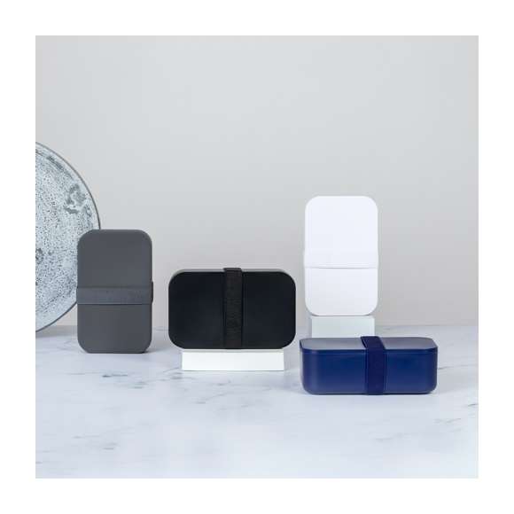 Fiambrera fabricada en PP libre de BPA. De 1 l de capacidad y disponible en variada gama de colores, con cinta elástica de seguridad a juego. Certificación Food Grade, garantizando la seguridad cuando los alimentos entran en contacto con el material usado para fabricar el producto.