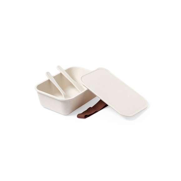 Fiambrera fabricada en PP veteado libre de BPA. De 1 l de capacidad, incluye cinta elástica de seguridad con tenedor y cuchillo. Certificación Food Grade, garantizando la seguridad cuando los alimentos entran en contacto con el material usado para fabricar el producto.