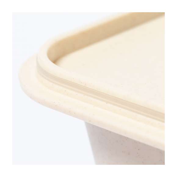 Fiambrera fabricada en PP veteado libre de BPA. De 1 l de capacidad, incluye cinta elástica de seguridad con tenedor y cuchillo. Certificación Food Grade, garantizando la seguridad cuando los alimentos entran en contacto con el material usado para fabricar el producto.