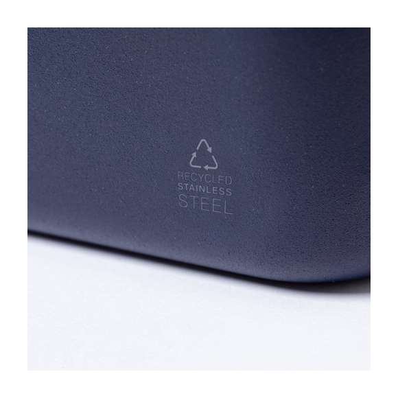 Fiambrera de 750 ml de capacidad, fabricada en acero inox reciclado. Tapa hermética con cierres de seguridad y distintivo acero inox reciclado. Disponible en variada gama de colores y presentada en caja individual de diseño kraft.El acero es uno de los materiales más demandados y que puede encontrarse casi en todas partes, desde productos de uso diario a grandes construcciones. Con innumerables propiedades, entre las que cabe destacar la durabilidad y su alto grado de reutilización, convirtiéndolo en una alternativa muy valorada en soluciones de sostenibilidad. Debidamente tratado, permite obtener nuevos recursos de infinita utilización. Producto no apto para lavavajillas