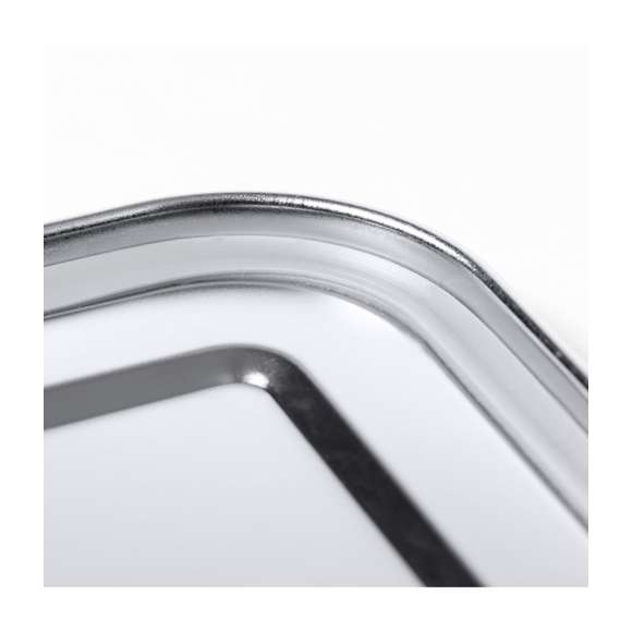 Fiambrera de 750 ml de capacidad, fabricada en acero inox reciclado. Tapa hermética con cierres de seguridad y distintivo acero inox reciclado. Disponible en variada gama de colores y presentada en caja individual de diseño kraft.El acero es uno de los materiales más demandados y que puede encontrarse casi en todas partes, desde productos de uso diario a grandes construcciones. Con innumerables propiedades, entre las que cabe destacar la durabilidad y su alto grado de reutilización, convirtiéndolo en una alternativa muy valorada en soluciones de sostenibilidad. Debidamente tratado, permite obtener nuevos recursos de infinita utilización. Producto no apto para lavavajillas