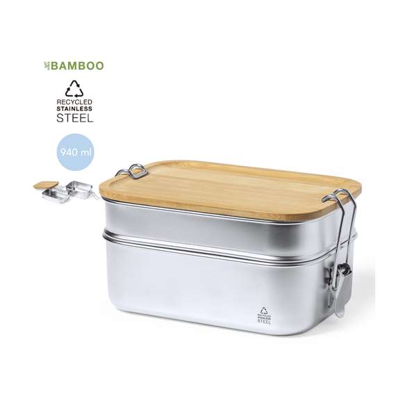  	Fiambrera de 940 ml de capacidad, fabricada en acero inox reciclado. Dos compartimentos de 340 ml y 600 ml, con tapa hermética en bambú y cierres de seguridad  con distintivo acero inox reciclado. Presentada en caja individual de diseño. 	 	El acero es uno de los materiales más demandados y que puede encontrarse casi en todas partes, desde productos de uso diario a grandes construcciones. Con innumerables propiedades, entre las que cabe destacar la durabilidad y su alto grado de reutilización, convirtiéndolo en una alternativa muy valorada en soluciones de sostenibilidad. Debidamente tratado, permite obtener nuevos recursos de infinita utilización.