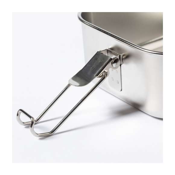 	Fiambrera de 940 ml de capacidad, fabricada en acero inox reciclado. Dos compartimentos de 340 ml y 600 ml, con tapa hermética en bambú y cierres de seguridad  con distintivo acero inox reciclado. Presentada en caja individual de diseño. 	 	El acero es uno de los materiales más demandados y que puede encontrarse casi en todas partes, desde productos de uso diario a grandes construcciones. Con innumerables propiedades, entre las que cabe destacar la durabilidad y su alto grado de reutilización, convirtiéndolo en una alternativa muy valorada en soluciones de sostenibilidad. Debidamente tratado, permite obtener nuevos recursos de infinita utilización.