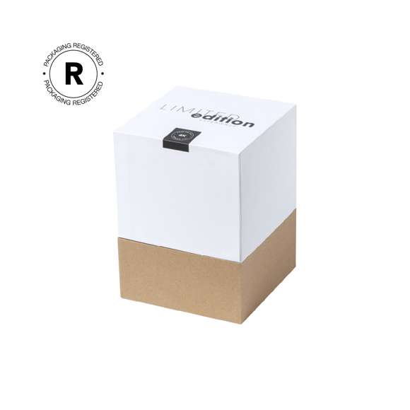 Lámpara multifunción de diseño exclusivo Limited Edition, en elegante acabado blanco y con detalles corcho natural.  Regulable en altura, con 12 LEDs y 3 posiciones de iluminación (cálida, fría y media) e intensidad de luz regulable. Con altavoz Bluetooth® de 3W de potencia y cargador inalámbrico integrado de 10W, compatible con dispositivos equipados con tecnología de carga inalámbrica Qi. Con base antideslizante y cable cargador Tipo C de 1 m incluido. Disponible manual de instrucciones en español e inglés.  Presentación en estuche Limited Edition Experience, de diseño único y protegido por derechos de propiedad industrial. Incluida tarjeta en cartón reciclado con descripción Limited Edition.  De la perfecta combinación entre exclusividad y diseño nace Limited Edition, una colección especial de ideas promocionales de edición limitada. Un nuevo concepto, inspirado en la fusión de artículos premium con las últimas tendencias, en tiradas de unidades limitadas, y ofreciendo una experiencia de regalo única, exclusiva e inolvidable.  Fabricado conforme a los estándares RoHS y en cumplimiento con los siguientes requisitos de seguridad:  Sistema de protección contra sobrecalentamiento. Sistema de protección contra sobrecarga. Sistema de bloqueo para evitar cortocircuitos.