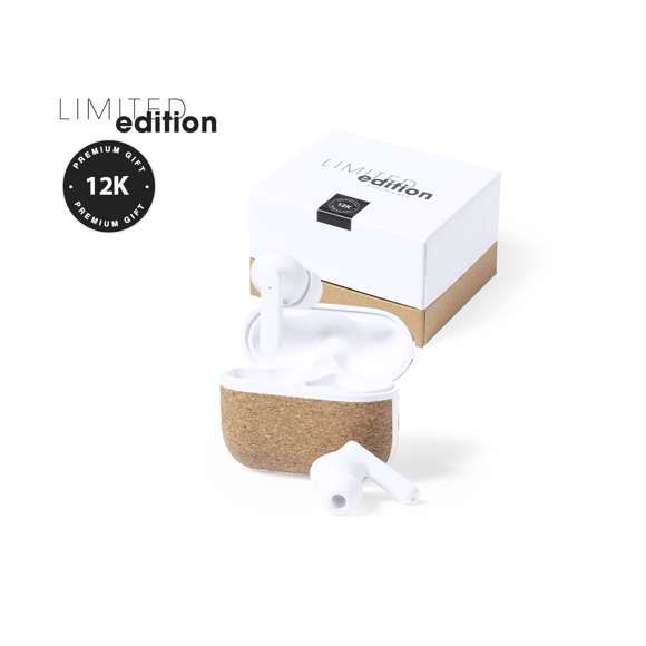 Auriculares intraurales de diseño exclusivo Limited Edition. Con conexión Bluetooth® 5.0, función manos libres y en elegante acabado de color blanco. De diseño ergonómico y con batería de 30 mAh. Incluyen botón de control táctil integrado en el auricular y luz LED de estado de carga. Base de carga a juego, con batería de 300mAh y recubierta en corcho natural, con cable de carga Tipo C incluido. Disponible manual de instrucciones en español e inglés.Presentación en estuche Limited Edition Experience, de diseño único y protegido por derechos de propiedad industrial. Incluida tarjeta en cartón reciclado con descripción Limited Edition.De la perfecta combinación entre exclusividad y diseño nace Limited Edition, una colección especial de ideas promocionales de edición limitada. Un nuevo concepto, inspirado en la fusión de artículos premium con las últimas tendencias, en tiradas de unidades limitadas, y ofreciendo una experiencia de regalo única, exclusiva e inolvidable.Fabricado conforme a los estándares RoHS y en cumplimiento con los siguientes requisitos de seguridad:Sistema de protección contra sobrecalentamiento.Sistema de protección contra sobrecarga.Sistema de bloqueo para evitar cortocircuitos.