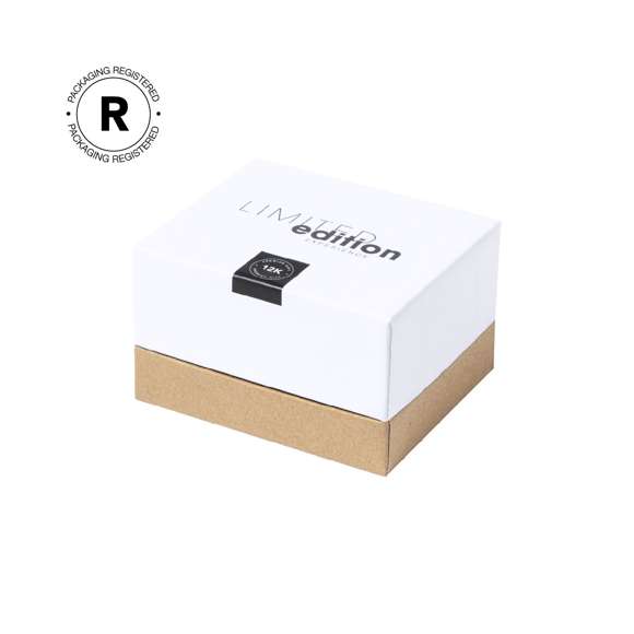 Auriculares intraurales de diseño exclusivo Limited Edition. Con conexión Bluetooth® 5.0, función manos libres y en elegante acabado de color blanco. De diseño ergonómico y con batería de 30 mAh. Incluyen botón de control táctil integrado en el auricular y luz LED de estado de carga. Base de carga a juego, con batería de 300mAh y recubierta en corcho natural, con cable de carga Tipo C incluido. Disponible manual de instrucciones en español e inglés.Presentación en estuche Limited Edition Experience, de diseño único y protegido por derechos de propiedad industrial. Incluida tarjeta en cartón reciclado con descripción Limited Edition.De la perfecta combinación entre exclusividad y diseño nace Limited Edition, una colección especial de ideas promocionales de edición limitada. Un nuevo concepto, inspirado en la fusión de artículos premium con las últimas tendencias, en tiradas de unidades limitadas, y ofreciendo una experiencia de regalo única, exclusiva e inolvidable.Fabricado conforme a los estándares RoHS y en cumplimiento con los siguientes requisitos de seguridad:Sistema de protección contra sobrecalentamiento.Sistema de protección contra sobrecarga.Sistema de bloqueo para evitar cortocircuitos.