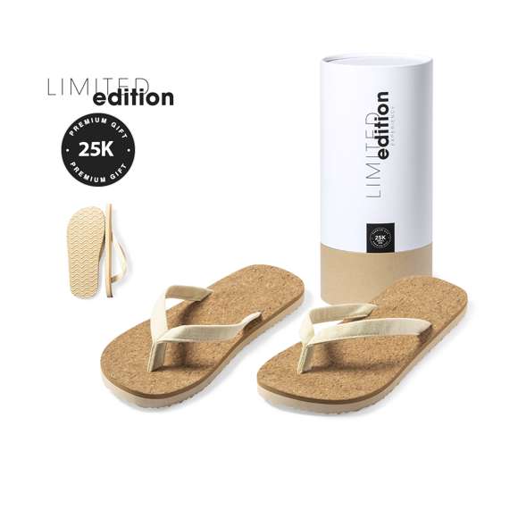 Par de chanclas de diseño exclusivo Limited Edition. Parte superior de suela fabricada en corcho natural, con tiras en color crudo a juego con la suela. Disponibles en tallas 36-38 y 42-44.Presentación en estuche Limited Edition Experience, de diseño único y protegido por derechos de propiedad industrial. Incluida tarjeta en cartón reciclado con descripción Limited Edition.De la perfecta combinación entre exclusividad y diseño nace Limited Edition, una colección especial de ideas promocionales de edición limitada. Un nuevo concepto, inspirado en la fusión de artículos premium con las últimas tendencias, en tiradas de unidades limitadas, y ofreciendo una experiencia de regalo única, exclusiva e inolvidable.