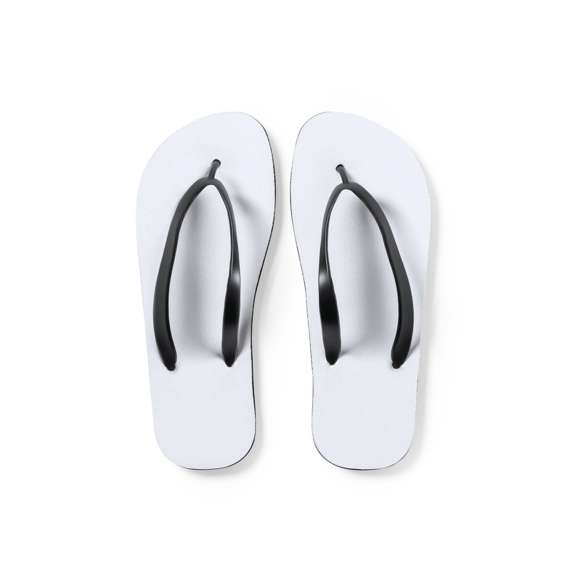 Par de chanclas con suela 100% personalizable y especialmente diseñadas para marcaje en sublimación. Con resistente suela de EVA, tiras de PVC en color negro y disponibles en dos tallas: 36-38 y 42-44. Set compuesto de plancha de EVA troquelada para personalización, con tiras aparte para fácil montaje después de marcar.