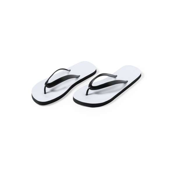 Par de chanclas con suela 100% personalizable y especialmente diseñadas para marcaje en sublimación. Con resistente suela de EVA, tiras de PVC en color negro y disponibles en dos tallas: 36-38 y 42-44. Set compuesto de plancha de EVA troquelada para personalización, con tiras aparte para fácil montaje después de marcar.