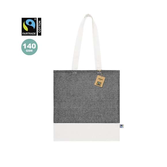 Bolsa de línea nature, fabricada en algodón 100% de 140g/m2. Con certificación Fairtrade (Comercio Justo), un sistema comercial solidario y alternativo al convencional que persigue el desarrollo de los pueblos y la lucha contra la pobreza. De acabado cosido y asas largas reforzadas  con base en tono natural y parte frontal superior disponible en tonos negro y natural. Incluida etiqueta Fairtrade y hangtag distintivo en cartón reciclado.