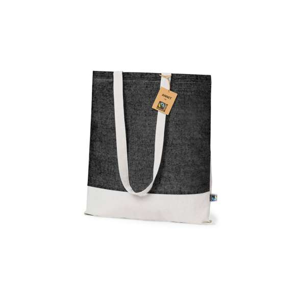 Bolsa de línea nature, fabricada en algodón 100% de 140g/m2. Con certificación Fairtrade (Comercio Justo), un sistema comercial solidario y alternativo al convencional que persigue el desarrollo de los pueblos y la lucha contra la pobreza. De acabado cosido y asas largas reforzadas  con base en tono natural y parte frontal superior disponible en tonos negro y natural. Incluida etiqueta Fairtrade y hangtag distintivo en cartón reciclado.