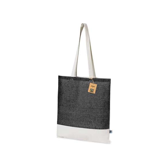 Bolsa de línea nature, fabricada en algodón 100% de 140g/m2. Con certificación Fairtrade (Comercio Justo), un sistema comercial solidario y alternativo al convencional que persigue el desarrollo de los pueblos y la lucha contra la pobreza. De acabado cosido y asas largas reforzadas  con base en tono natural y parte frontal superior disponible en tonos negro y natural. Incluida etiqueta Fairtrade y hangtag distintivo en cartón reciclado.