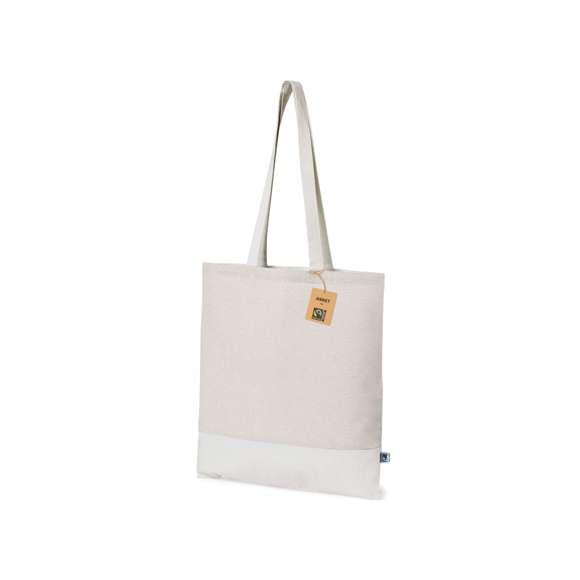 Bolsa de línea nature, fabricada en algodón 100% de 140g/m2. Con certificación Fairtrade (Comercio Justo), un sistema comercial solidario y alternativo al convencional que persigue el desarrollo de los pueblos y la lucha contra la pobreza. De acabado cosido y asas largas reforzadas  con base en tono natural y parte frontal superior disponible en tonos negro y natural. Incluida etiqueta Fairtrade y hangtag distintivo en cartón reciclado.