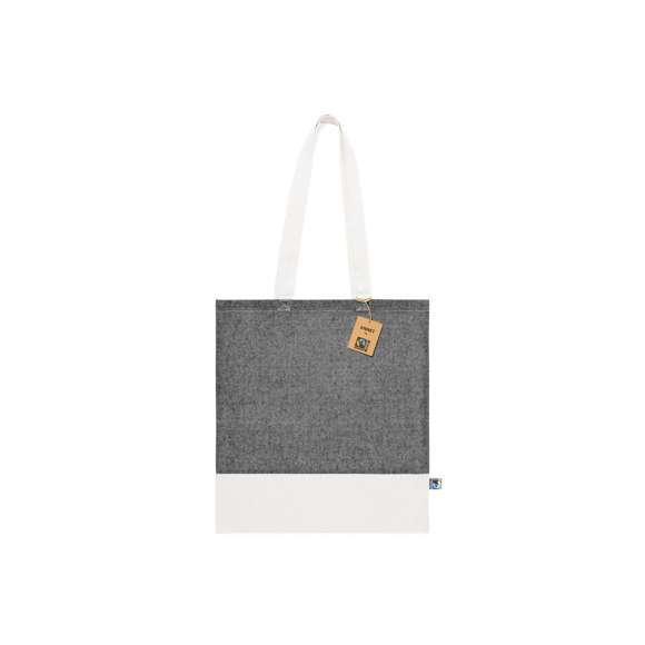Bolsa de línea nature, fabricada en algodón 100% de 140g/m2. Con certificación Fairtrade (Comercio Justo), un sistema comercial solidario y alternativo al convencional que persigue el desarrollo de los pueblos y la lucha contra la pobreza. De acabado cosido y asas largas reforzadas  con base en tono natural y parte frontal superior disponible en tonos negro y natural. Incluida etiqueta Fairtrade y hangtag distintivo en cartón reciclado.