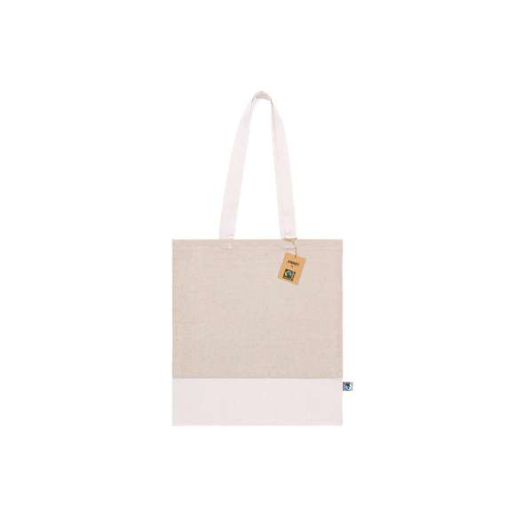 Bolsa de línea nature, fabricada en algodón 100% de 140g/m2. Con certificación Fairtrade (Comercio Justo), un sistema comercial solidario y alternativo al convencional que persigue el desarrollo de los pueblos y la lucha contra la pobreza. De acabado cosido y asas largas reforzadas  con base en tono natural y parte frontal superior disponible en tonos negro y natural. Incluida etiqueta Fairtrade y hangtag distintivo en cartón reciclado.