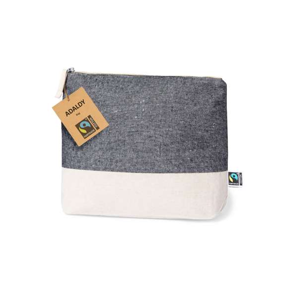  	Neceser de línea nature, fabricado en algodón 100%. Con certificación Fairtrade (Comercio Justo), un sistema comercial solidario y alternativo al convencional que persigue el desarrollo de los pueblos y la lucha contra la pobreza. Compartimento principal con cierre de cremallera y tirador a juego, con base en tono natural y parte frontal superior disponible en tonos negro y natural. Incluida etiqueta Fairtrade y hangtag distintivo en cartón reciclado.