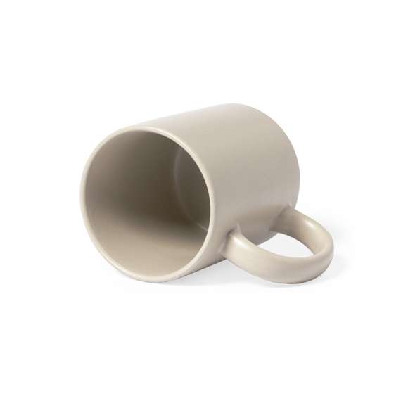 Taza de cerámica de 370ml de capacidad. De acabado mate y en color natural. Presentada en caja individual.