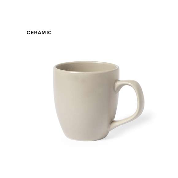 Taza de cerámica de 470ml de capacidad. De acabado mate y en color natural. Presentada en caja individual.