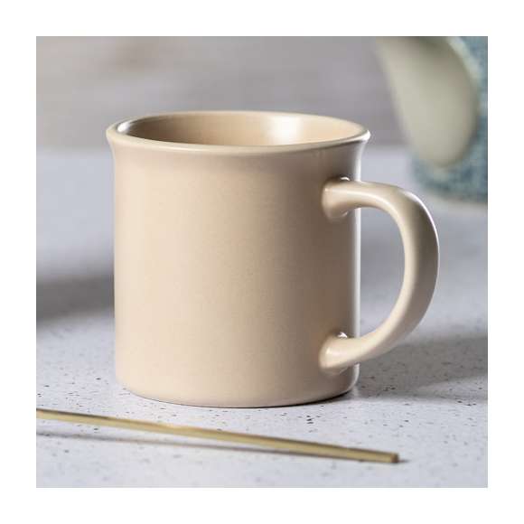 Taza de cerámica de 300ml de capacidad. De acabado mate y en color natural. Presentada en caja individual.