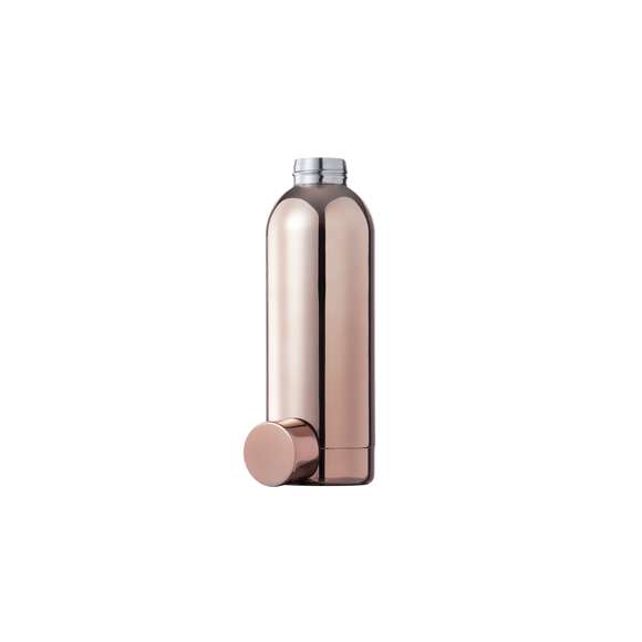 Bidón de 750 ml de capacidad, fabricado en acero inox y con recubrimiento exterior de cobre galvanizado. Tapón a rosca, libre de BPA. Presentado en caja individual negra de elegante diseño.