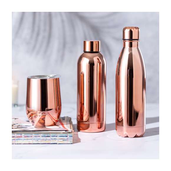 Bidón de 750 ml de capacidad, fabricado en acero inox y con recubrimiento exterior de cobre galvanizado. Tapón a rosca, libre de BPA. Presentado en caja individual negra de elegante diseño.