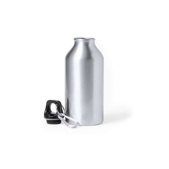 Bidón de 400 ml de capacidad. Fabricado en aluminio reciclado, con posibilidades de reciclaje casi infinitas, sin perder sus propiedades originales y consumiendo menos energía en este proceso. De acabado mate, con tapón a rosca en negro, anilla y mosquetón de transporte. Libre de BPA y presentado en caja individual de diseño kraft.Disponible manual de instrucciones en español e inglés.