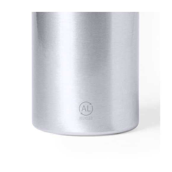 Bidón de 400 ml de capacidad. Fabricado en aluminio reciclado, con posibilidades de reciclaje casi infinitas, sin perder sus propiedades originales y consumiendo menos energía en este proceso. De acabado mate, con tapón a rosca en negro, anilla y mosquetón de transporte. Libre de BPA y presentado en caja individual de diseño kraft.Disponible manual de instrucciones en español e inglés.