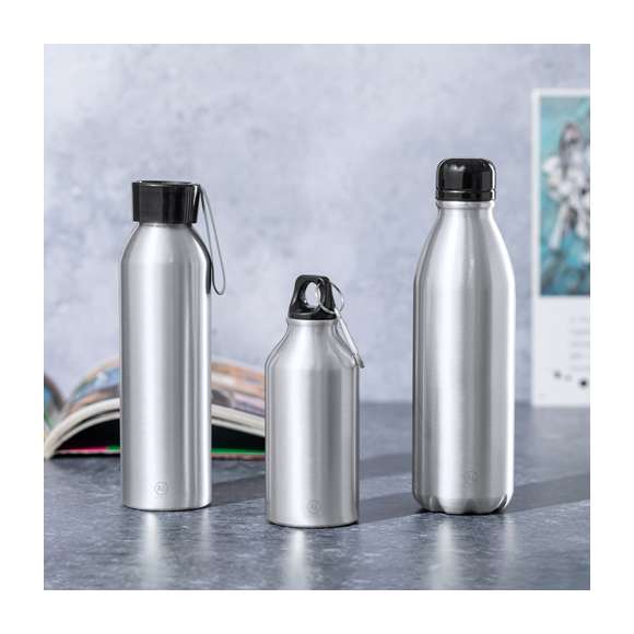 Bidón de 400 ml de capacidad. Fabricado en aluminio reciclado, con posibilidades de reciclaje casi infinitas, sin perder sus propiedades originales y consumiendo menos energía en este proceso. De acabado mate, con tapón a rosca en negro, anilla y mosquetón de transporte. Libre de BPA y presentado en caja individual de diseño kraft.Disponible manual de instrucciones en español e inglés.