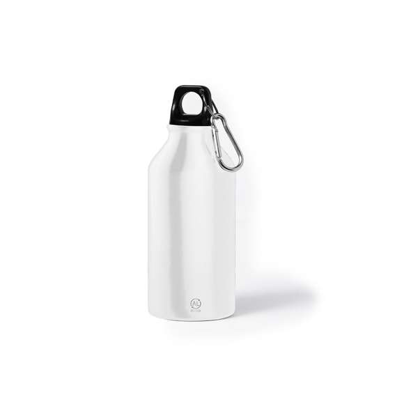 Bidón de 400 ml de capacidad. Fabricado en aluminio reciclado, con posibilidades de reciclaje casi infinitas, sin perder sus propiedades originales y consumiendo menos energía en este proceso. De acabado mate, con tapón a rosca en negro, anilla y mosquetón de transporte. Libre de BPA y presentado en caja individual de diseño kraft.Disponible manual de instrucciones en español e inglés.