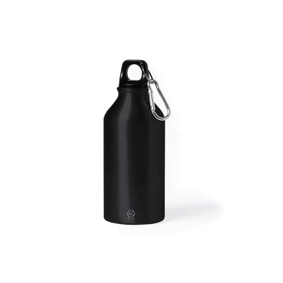 Bidón de 400 ml de capacidad. Fabricado en aluminio reciclado, con posibilidades de reciclaje casi infinitas, sin perder sus propiedades originales y consumiendo menos energía en este proceso. De acabado mate, con tapón a rosca en negro, anilla y mosquetón de transporte. Libre de BPA y presentado en caja individual de diseño kraft.Disponible manual de instrucciones en español e inglés.