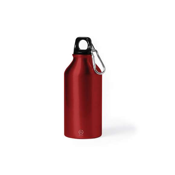 Bidón de 400 ml de capacidad. Fabricado en aluminio reciclado, con posibilidades de reciclaje casi infinitas, sin perder sus propiedades originales y consumiendo menos energía en este proceso. De acabado mate, con tapón a rosca en negro, anilla y mosquetón de transporte. Libre de BPA y presentado en caja individual de diseño kraft.Disponible manual de instrucciones en español e inglés.