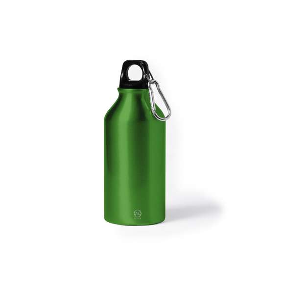 Bidón de 400 ml de capacidad. Fabricado en aluminio reciclado, con posibilidades de reciclaje casi infinitas, sin perder sus propiedades originales y consumiendo menos energía en este proceso. De acabado mate, con tapón a rosca en negro, anilla y mosquetón de transporte. Libre de BPA y presentado en caja individual de diseño kraft.Disponible manual de instrucciones en español e inglés.