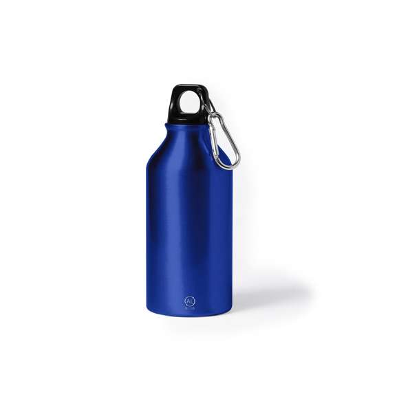Bidón de 400 ml de capacidad. Fabricado en aluminio reciclado, con posibilidades de reciclaje casi infinitas, sin perder sus propiedades originales y consumiendo menos energía en este proceso. De acabado mate, con tapón a rosca en negro, anilla y mosquetón de transporte. Libre de BPA y presentado en caja individual de diseño kraft.Disponible manual de instrucciones en español e inglés.