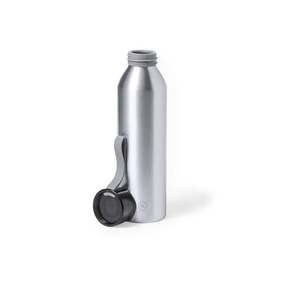 Bidón de 650 ml de capacidad. Fabricado en aluminio reciclado, con posibilidades de reciclaje casi infinitas, sin perder sus propiedades originales y consumiendo menos energía en este proceso. De acabado mate, con tapón a rosca y cinta de transporte en silicona, libre de BPA. Presentado en caja individual de diseño kraft.Disponible manual de instrucciones en español e inglés.