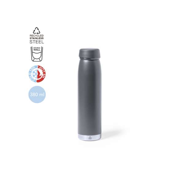 Bidón térmico de 380 ml de capacidad, fabricado en acero inox reciclado de doble pared, con tapón a rosca a juego y base en plata. Disponible en variada gama de colores satinados, libre de BPA y presentado en caja individual de diseño kraft.  El acero es uno de los materiales más demandados y que puede encontrarse casi en todas partes, desde productos de uso diario a grandes construcciones. Con innumerables propiedades, entre las que cabe destacar la durabilidad y su alto grado de reutilización, convirtiéndolo en una alternativa muy valorada en soluciones de sostenibilidad. Debidamente tratado, permite obtener nuevos recursos de infinita utilización.