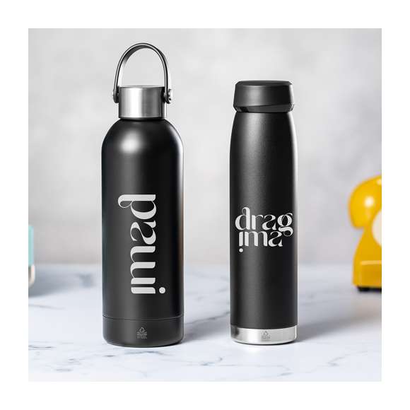 Bidón térmico de 380 ml de capacidad, fabricado en acero inox reciclado de doble pared, con tapón a rosca a juego y base en plata. Disponible en variada gama de colores satinados, libre de BPA y presentado en caja individual de diseño kraft.  El acero es uno de los materiales más demandados y que puede encontrarse casi en todas partes, desde productos de uso diario a grandes construcciones. Con innumerables propiedades, entre las que cabe destacar la durabilidad y su alto grado de reutilización, convirtiéndolo en una alternativa muy valorada en soluciones de sostenibilidad. Debidamente tratado, permite obtener nuevos recursos de infinita utilización.