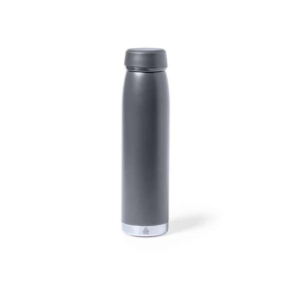 Bidón térmico de 380 ml de capacidad, fabricado en acero inox reciclado de doble pared, con tapón a rosca a juego y base en plata. Disponible en variada gama de colores satinados, libre de BPA y presentado en caja individual de diseño kraft.  El acero es uno de los materiales más demandados y que puede encontrarse casi en todas partes, desde productos de uso diario a grandes construcciones. Con innumerables propiedades, entre las que cabe destacar la durabilidad y su alto grado de reutilización, convirtiéndolo en una alternativa muy valorada en soluciones de sostenibilidad. Debidamente tratado, permite obtener nuevos recursos de infinita utilización.