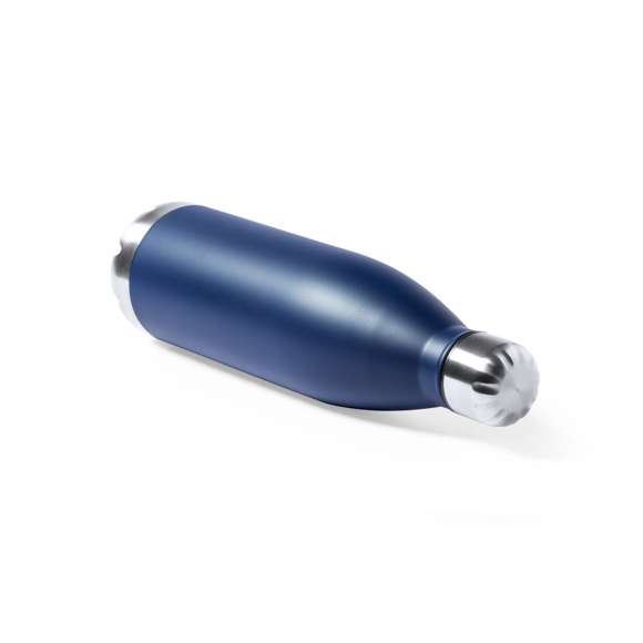 Bidón térmico de 750 ml de capacidad, fabricado en acero inox de doble pared. Con aislamiento de cobre al vacío, que permite mantener el calor y el frío durante más tiempo, llegando a las 12 y 48 horas respectivamente. Tapón a rosca, libre de BPA y con base a juego. Disponible en variada gama de colores metalizados y presentado en caja individual de diseño kraft.Disponible manual de instrucciones en español e inglés.