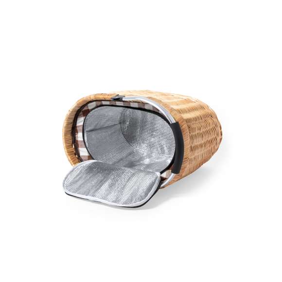 Lleva el estilo a tus picnics con esta cesta nevera tan cool y retro. Fabricada en mimbre de acabado natural, con resistente asa de transporte plegable en aluminio. Tapa de diseño vintage con cierre de cremallera e interior isotermo en aluminio.