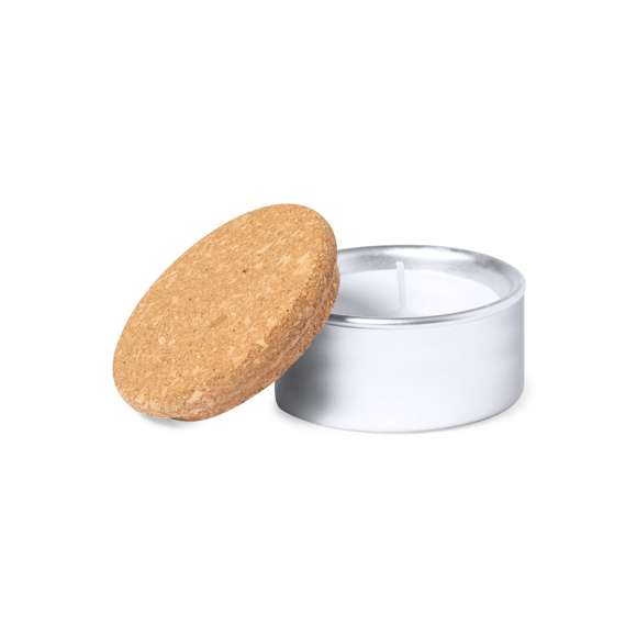 Vela aromática, con cera vegetal y vainilla. Tarrito fabricado en aluminio, con tapón en corcho natural. Presentada en caja individual de diseño kraft.