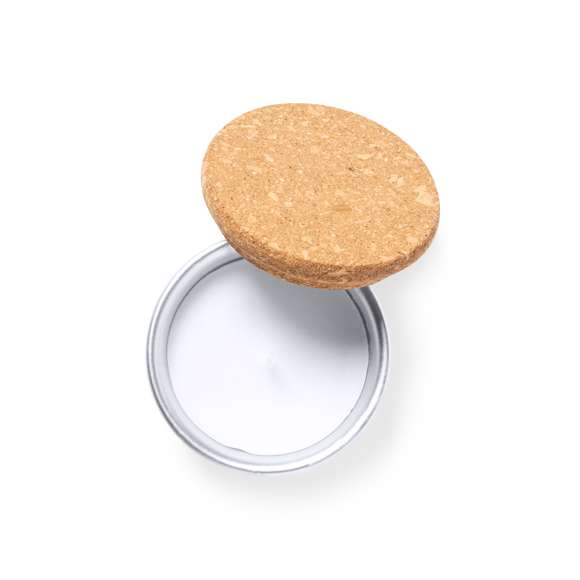 Vela aromática, con cera vegetal y vainilla. Tarrito fabricado en aluminio, con tapón en corcho natural. Presentada en caja individual de diseño kraft.