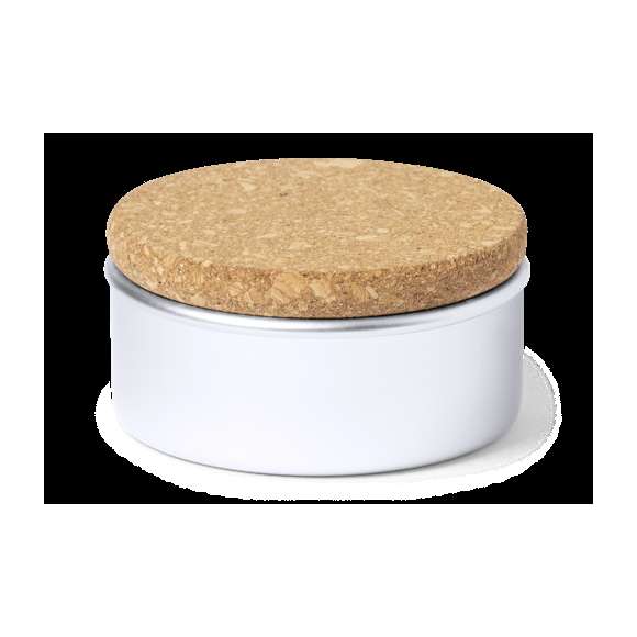 Vela aromática, con cera vegetal y vainilla. Tarrito fabricado en aluminio, con tapón en corcho natural. Presentada en caja individual de diseño kraft.
