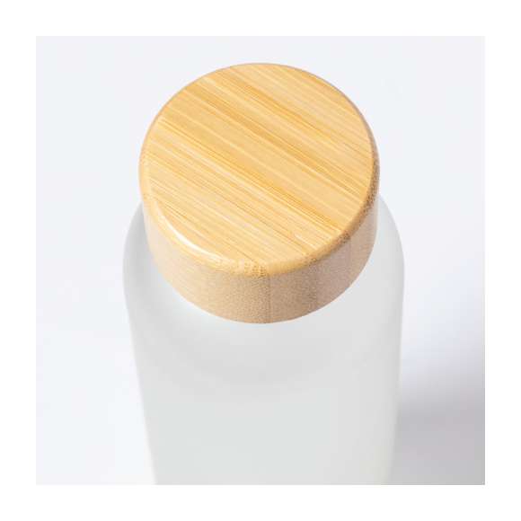 Bidón de línea nature y 500 ml de capacidad, fabricado especialmente para marcaje en sublimación. Cuerpo fabricado en cristal, con tapón a rosca de bambú y libre de BPA. Presentado en caja individual de diseño eco.