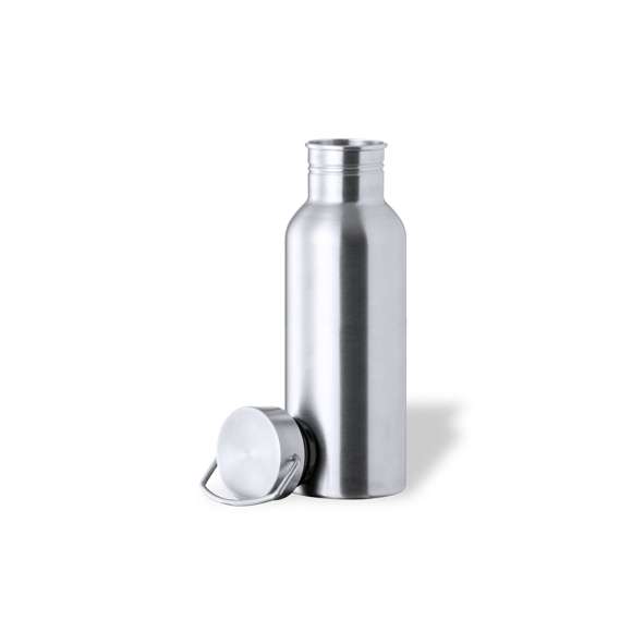 Bidón de 750 ml de capacidad, fabricado en acero inox de acabado brillo. Con original tapón a rosca en acero inox, a juego y con asa integrada. Libre de BPA y presentado en caja individual de diseño kraft.Disponible manual de instrucciones en español e inglés.