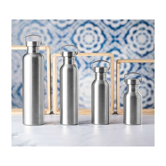 Bidón de 750 ml de capacidad, fabricado en acero inox de acabado brillo. Con original tapón a rosca en acero inox, a juego y con asa integrada. Libre de BPA y presentado en caja individual de diseño kraft.Disponible manual de instrucciones en español e inglés.
