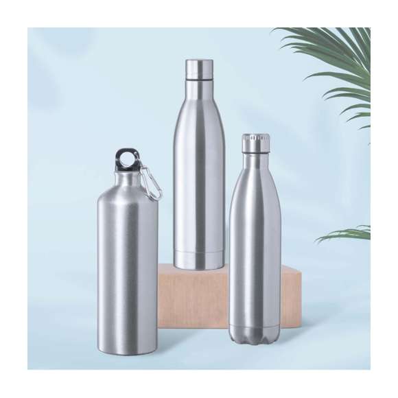 Bidón de 1 l de capacidad, fabricado en acero inox de acabado brillo. Con tapón a rosca en acero inox a juego, libre de BPA. Presentado en caja individual de diseño kraft.Disponible manual de instrucciones en español e inglés.